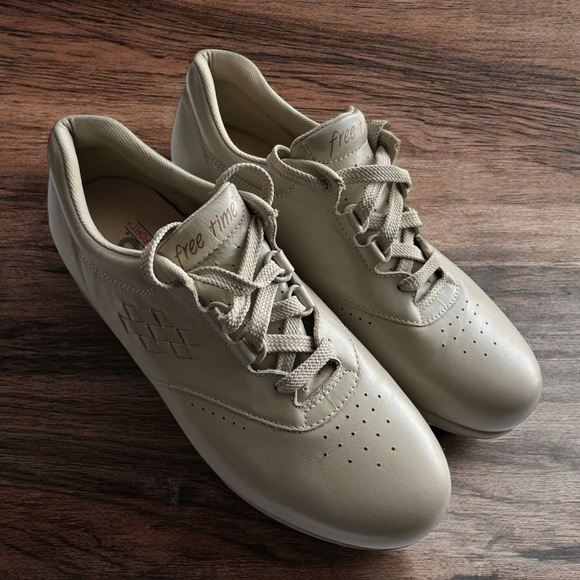 SAS ⚡️ Cream Sneakers with Lace-Up Design and Breathable Perforations - Picture 1 of 6